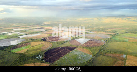 Diversi colori terreni agricoli antenna fuco view Foto Stock