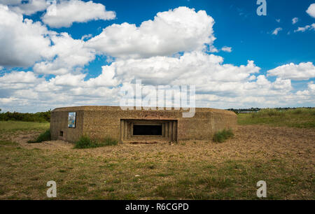 Guerra Mondiale 2 scatola di pillole per macchina Vickers da fiume Colne East Mersea Island Essex Foto Stock