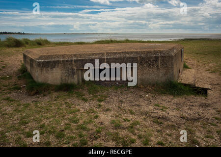 Guerra Mondiale 2 scatola di pillole per macchina Vickers da fiume Colne East Mersea Island Essex Foto Stock