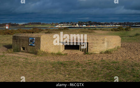 Guerra Mondiale 2 scatola di pillole per macchina Vickers da fiume Colne East Mersea Island Essex Foto Stock