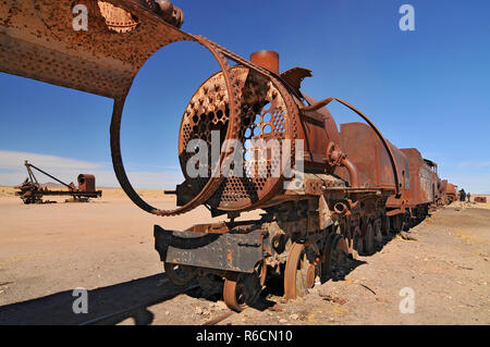 Il grande treno cimitero, treno cimitero, e una delle principali attrazioni turistiche della zona di Uyuni in Bolivia Foto Stock