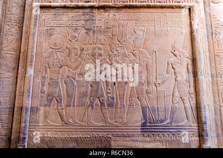 Un bassorilievo di immagine egizia dei faraoni e scolpito su una parete del Tempio di Kom Ombo, Egitto. Foto Stock