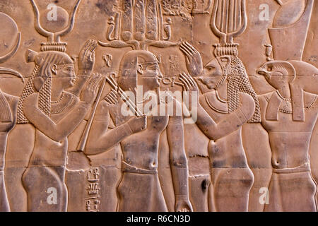 Un bassorilievo di immagine egizia dei faraoni e scolpito su una parete del Tempio di Kom Ombo, Egitto. Foto Stock