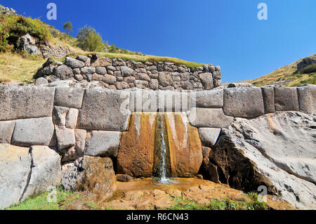 Rovinare la molla in Tambomachay o Tampumachay, Sito Archeologico associato con l'impero Inca, situato vicino a Cusco in Perù Foto Stock