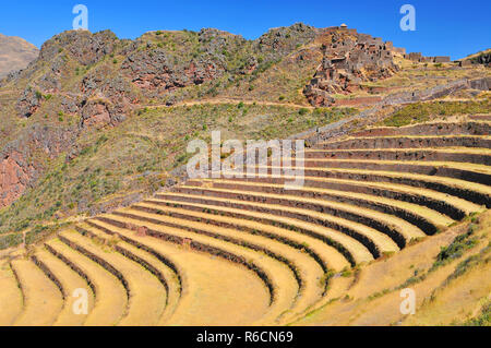 Villaggio peruviana nella Valle Sacra sul fiume Urubamba, Pisac Perù Foto Stock