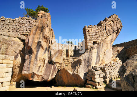 Machu Picchu (vecchia montagna), precolombiana sito Inca situato su un crinale di montagna sopra la Valle di Urubamba in Perù Foto Stock