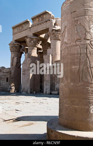 Bassorilievo immagini di divinità egizie e geroglifici scolpiti su una colonna nel Tempio di Kom Ombo, Egitto. Foto Stock