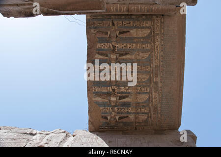 Alcuni vernice colorata rimane sul Tempio di Kom Ombo, un insolito doppio Tempio di Kom Ombo, Egitto. Foto Stock