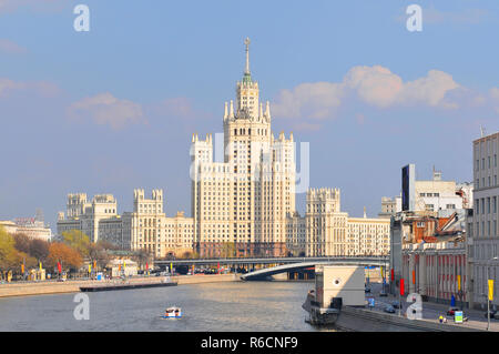 Il fiume di Mosca e Kotelnicheskaya Embankment edificio uno dei sette grattacieli stalinista in Russia Foto Stock