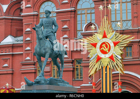 Monumento al maresciallo Zhukovon sullo sfondo del Museo storico di Mosca Russia Foto Stock
