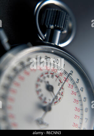 Close up ritagliato soft focus immagine di un cronometro in metallo Foto Stock