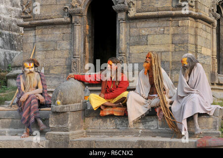 Il Nepal, Kathmandu, Sadhu Uomo Santo nel tempio di Pashupatinath Foto Stock