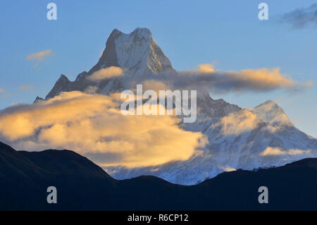 Il Nepal, Annapurna Area di Conservazione, Machapuchare Machhapuchhre o coda di pesce, Mountain nell'Annapurna Himal di North Central Nepal Foto Stock