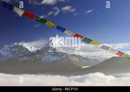 Annapurna Sud e Annapurna I, vista da Ghorepani Poon Hill in Nepal, Dhaulagiri massiccio dell Himalaya, Foto Stock