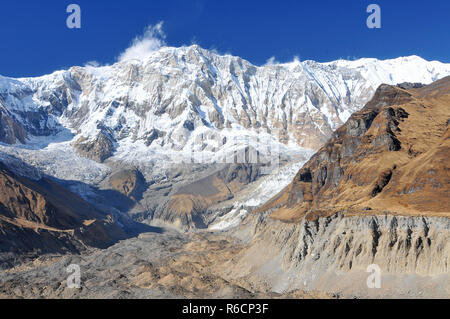 Il Nepal, Annapurna Area di Conservazione, Singu Chuli (picco scanalati) uno dei picchi di Trekking in himalaya nepalese gamma il picco è situato ad ovest di Foto Stock