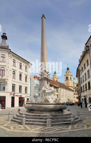 La Slovenia Ljubljana, obelisco in una piazza cittadina, fontana Robba, Lubiana, Slovenia Foto Stock