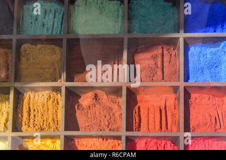 Il pigmento di colore in polvere nella scatola Foto Stock