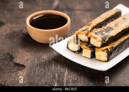 Il tofu fritto a nori. Servito con salsa. La cucina giapponese. Asian Food concept. Foto Stock