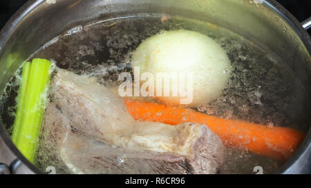 Bollire il brodo di manzo stufato in padella close up close up Foto Stock