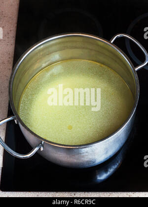 Cancellare la carne grassa bouillon nella pentola in acciaio Foto Stock