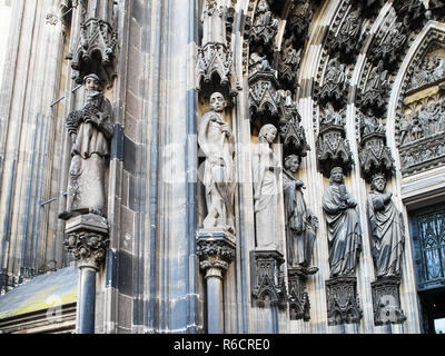 Il decor del portale della cattedrale di Colonia Foto Stock