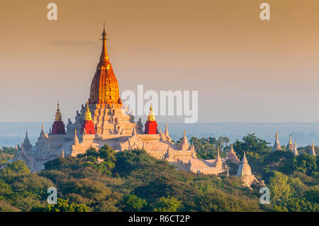 Il Tempio di Ananda, situato a Bagan, Myanmar è un tempio buddista costruito di Re Kyanzittha la dinastia pagana Foto Stock