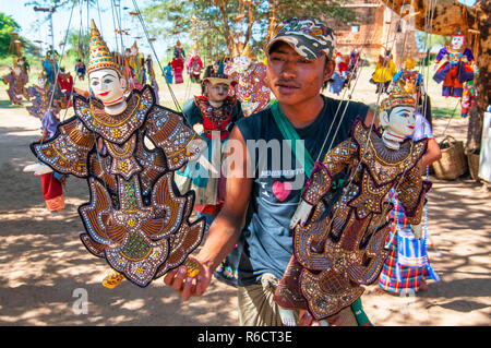 Artigianato tradizionale burattini sono venduti in un mercato a Bagan Myanmar Foto Stock