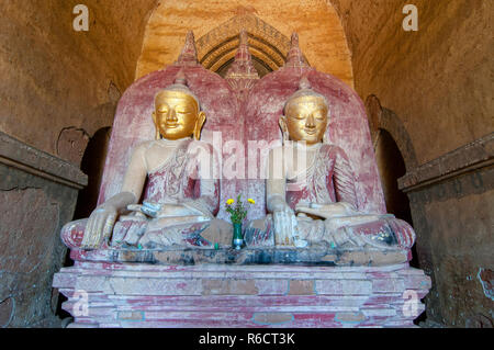 Bagan Twin antiche immagini di Buddha nel tempio Dhammayangyi di Bagan, Mandalay Myanmar Foto Stock