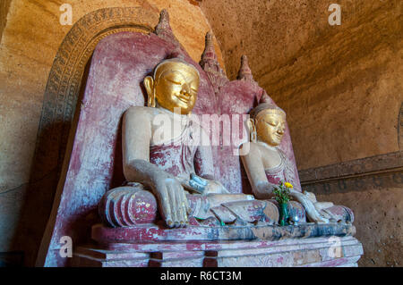 Bagan Twin antiche immagini di Buddha nel tempio Dhammayangyi di Bagan, Mandalay Myanmar Foto Stock