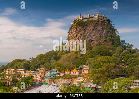 Tempio sulla cima di un Monte Popa, il Monte Popa, Myanmar (Birmania), Foto Stock