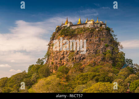 Tempio sulla cima di un Monte Popa, il Monte Popa, Myanmar (Birmania) Foto Stock