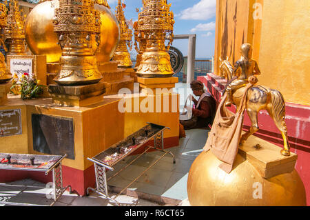Ornamento decorativo Popa Taungkalat monastero in cima ad uno sperone del Monte Popa Vulcano, Myanmar Foto Stock