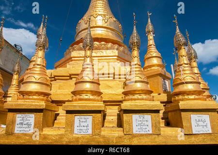 Popa Taungkalat monastero in cima ad uno sperone del Monte Popa Vulcano, Myanmar Foto Stock