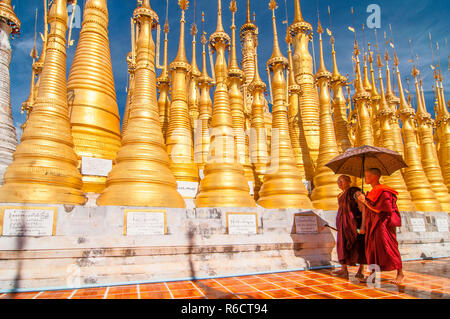 Stupa dorato, Shwe Inn Thein Paya, Inthein, Lago Inle, Myanmar Foto Stock