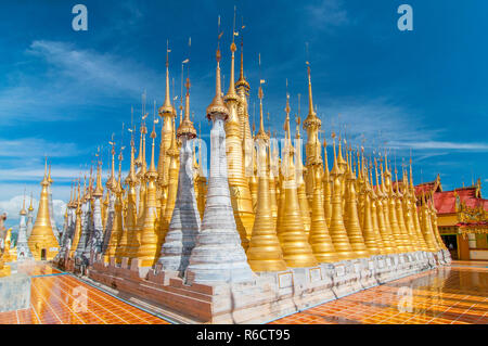 Stupa dorato, Shwe Inn Thein Paya, Inthein, Lago Inle, Myanmar Foto Stock