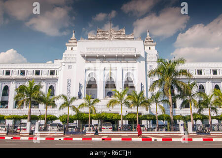 Yangon City Hall, Myanmar l edificio è considerato un raffinato esempio di sincretiche architettura birmano Foto Stock