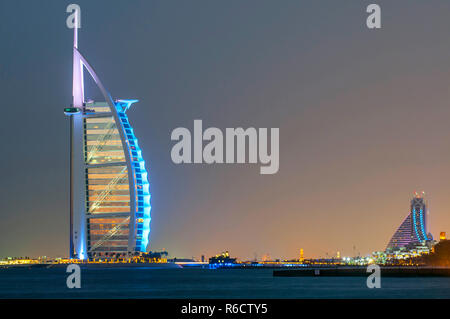 Il lussuoso e iconico Burj Al Arab è il secondo hotel più alto del mondo, situato su un isola Man-Made Off Dubai Emirati Arabi Uniti Foto Stock