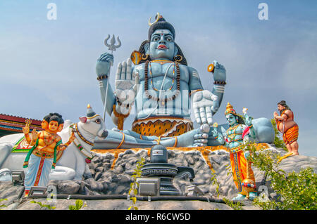 La gigantesca statua del dio Shiva a Koneswaram tempio di Trincomalee, Sri Lanka Foto Stock