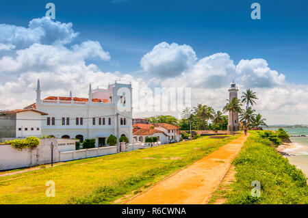 Meeran Moschea Jumma e il faro del punto Utrecht Bastion nella Vecchia Fortezza Olandese di Galle, Provincia Meridionale, Sri Lanka Foto Stock