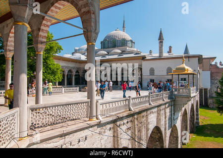 Terrazza in marmo con Baghdad Kiosk e Iftar Pavilion nel quarto Cortile del Palazzo Topkapi, Istanbul, Turchia Foto Stock