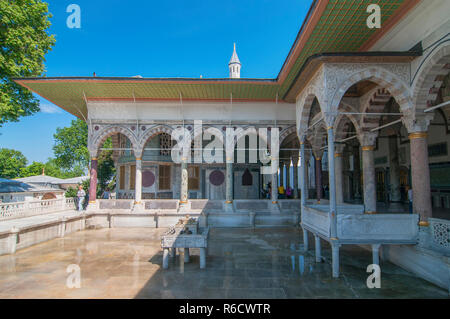 La terrazza superiore con la fontana, il chiosco di Yerevan e Baghdad chiosco nel palazzo Topkapi, Istanbul, Turchia Foto Stock