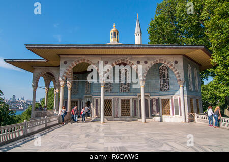 Terrazza in marmo con Baghdad Kiosk e Iftar Pavilion nel quarto Cortile del Palazzo Topkapi, Istanbul, Turchia Foto Stock