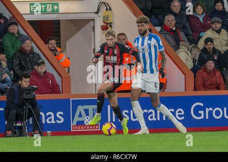 Bournemouth, Regno Unito. 4° dic, 2018. David Brooks del burst di Bournemouth passato Philip fatturazione di Huddersfield Town durante il match di Premier League tra AFC Bournemouth e l Huddersfield Town presso la vitalità Stadium, Bournemouth, Inghilterra il 4 dicembre 2018. Foto di Simon Carlton. Solo uso editoriale, è richiesta una licenza per uso commerciale. Nessun uso in scommesse, giochi o un singolo giocatore/club/league pubblicazioni. Credit: UK Sports Pics Ltd/Alamy Live News Foto Stock