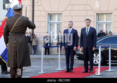 Zagabria, Croazia. 4° dic, 2018. Primo ministro croato Andrej Plenkovic (R) riceve il Primo ministro slovacco Peter Pellegrini a Zagabria in Croazia, il 4 dicembre 2018. La due giorni del Vertice dell'Iniziativa Centro Europea (INCE) iniziato qui il lunedì. Cinque Primi ministri e alti funzionari dei 18 membri hanno partecipato al vertice per discutere di questioni di sicurezza e di economia. Credito: Patrik Macek/Xinhua/Alamy Live News Foto Stock