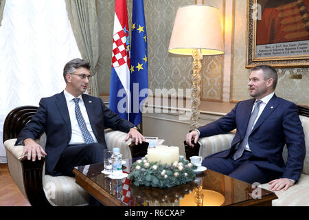 Zagabria, Croazia. 4° dic, 2018. Primo ministro croato Andrej Plenkovic (L) incontra il Primo ministro slovacco Peter Pellegrini a Zagabria in Croazia, il 4 dicembre 2018. La due giorni del Vertice dell'Iniziativa Centro Europea (INCE) iniziato qui il lunedì. Cinque Primi ministri e alti funzionari dei 18 membri hanno partecipato al vertice per discutere di questioni di sicurezza e di economia. Credito: Patrik Macek/Xinhua/Alamy Live News Foto Stock