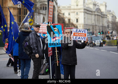 Londra, Regno Unito. 4° dic, 2018. Un lasciare significa lasciare sostenitore davanti al rivale sostenitori restano al di fuori del Parlamento. Credito: Kevin J. Frost/Alamy Live News Foto Stock