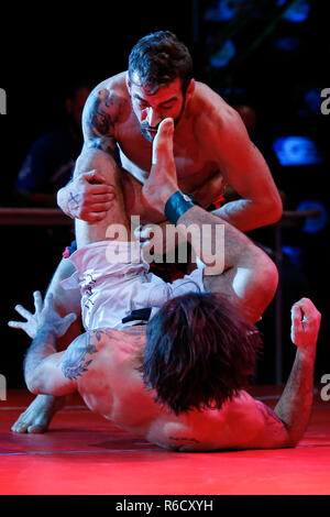 Atlantic City, New Jersey, USA. 30 Novembre, 2018. FREDDY PONTORIERO (pantaloncini bianchi) combatte contro JEFF LENTZ durante l'uomo di guerra alle prese caso di Atlantic City, New Jersey. Credito: Anna Sergeeva/ZUMA filo/Alamy Live News Foto Stock