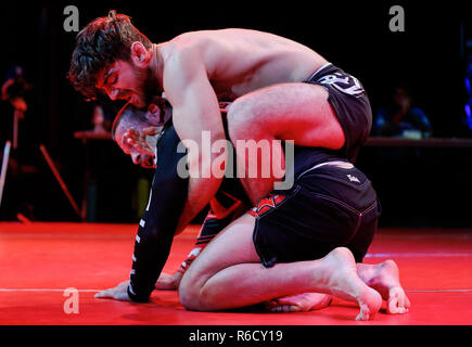 Atlantic City, New Jersey, USA. 30 Novembre, 2018. AARON HARRIS combatte contro TITO HARTZ (camicia nera) durante l'uomo di guerra alle prese caso di Atlantic City, New Jersey. Credito: Anna Sergeeva/ZUMA filo/Alamy Live News Foto Stock