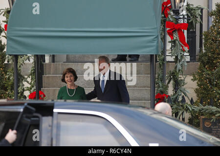 Washington, Distretto di Columbia, Stati Uniti d'America. 4° dic, 2018. Ex Presidente degli Stati Uniti George Bush ed ex first lady Laura Bush benvenuto del Presidente USA Trump e la First lady Melania Trump come essi arrivano a Blair House per una visita prima di stato domani i funerali per l ex presidente degli Stati Uniti George H.W. Bush, a Washington, DC, Dicembre 4, 2018 Credit: Martin H. Simon/CNP/ZUMA filo/Alamy Live News Foto Stock