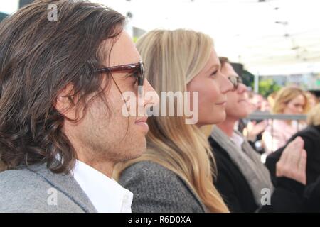 Hollywood, California, USA. 3 dicembre, 2018. Ho16021CHW.Hollywood Camera di Commercio onori Ryan Murphy con stella sulla Hollywood Walk of Fame .6533 Hollywood Boulevard di fronte al Hudson Appartamenti di Hollywood, Hollywood, California, Stati Uniti d'America .12/04/2018 .BRAD FALCHUK e Gwyneth Paltrow . © Clinton H.Wallace/Photomundo International/ Foto Inc Credito: Clinton Wallace/Globe foto/ZUMA filo/Alamy Live News Foto Stock
